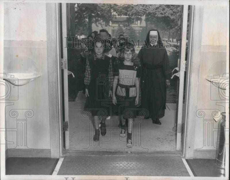 Load image into Gallery viewer, 1953 Press Photo 6th &amp; 7th Graders of St. Luke School with Sister Teresita
