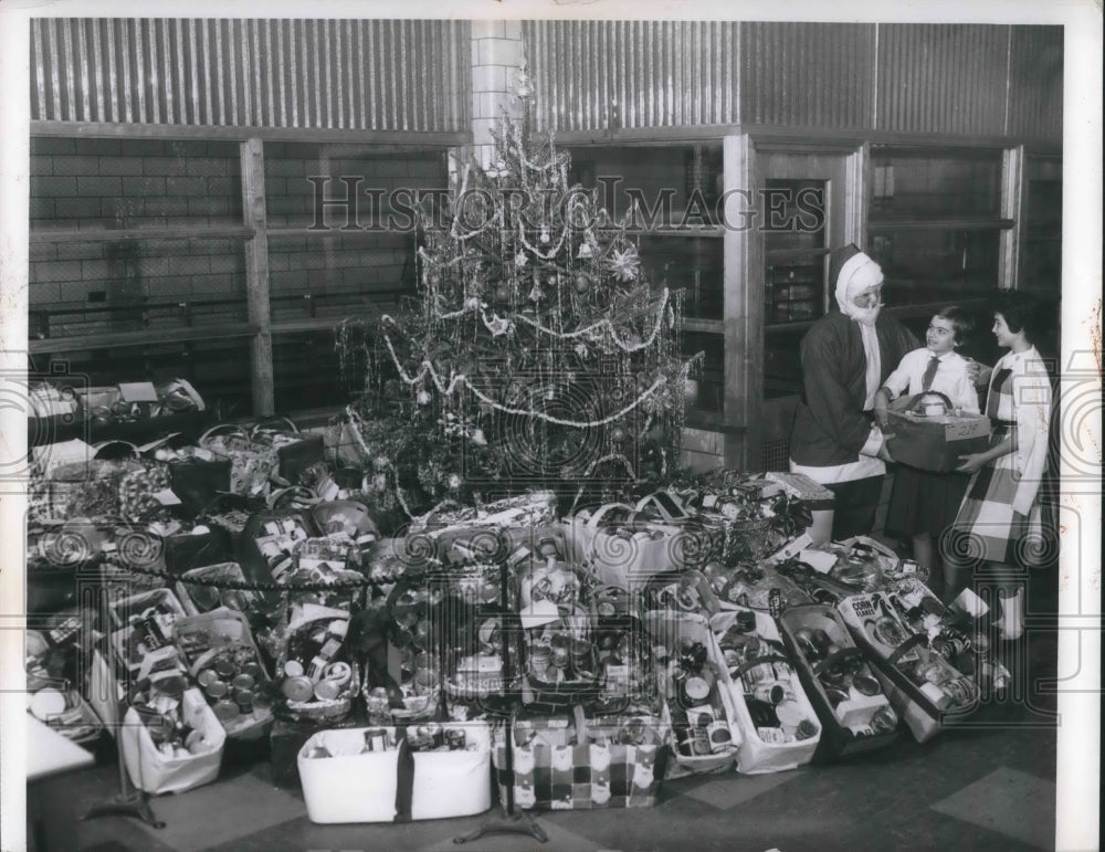 1959 Press Photo students give Santa their canned food drive collection