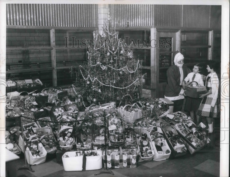 Load image into Gallery viewer, 1959 Press Photo students give Santa their canned food drive collection

