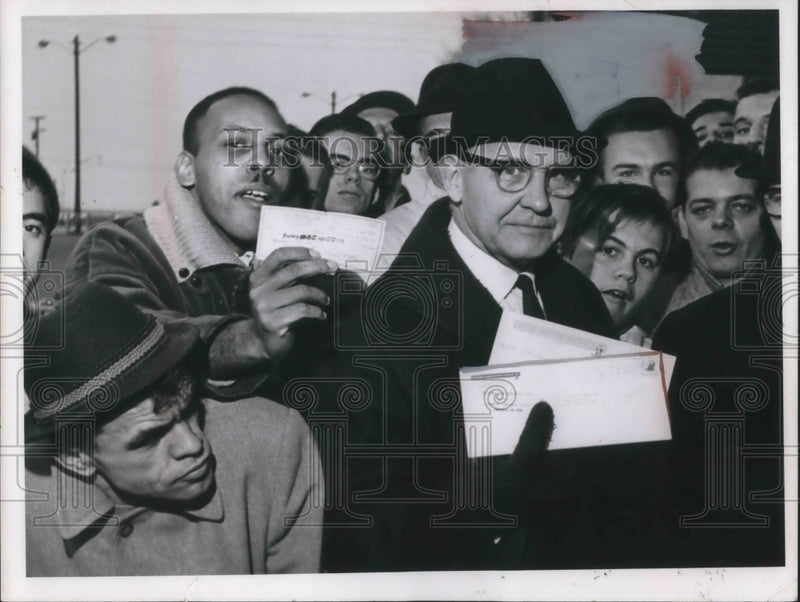 Load image into Gallery viewer, 1964 Press Photo Lavell V. Allen and Donald G. Blanchard
