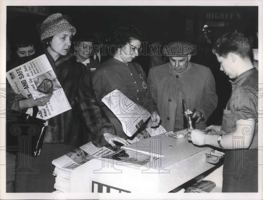 1962 Press Photo Jim Phelan Selling Press Final Edition at Fred Harvey Newstand- Historic Images