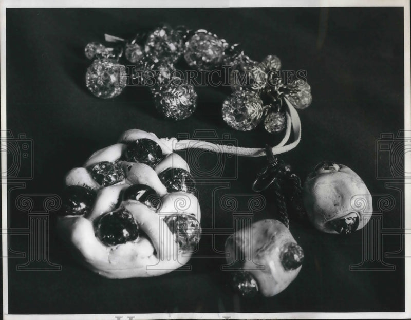 Load image into Gallery viewer, 1963 Press Photo Brilliant charm bracelet crafted to look like pastries
