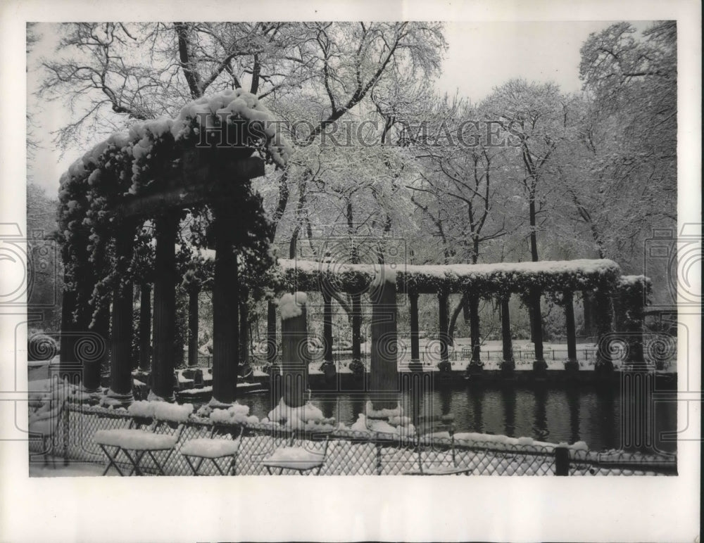 1940 Press Photo Paris park