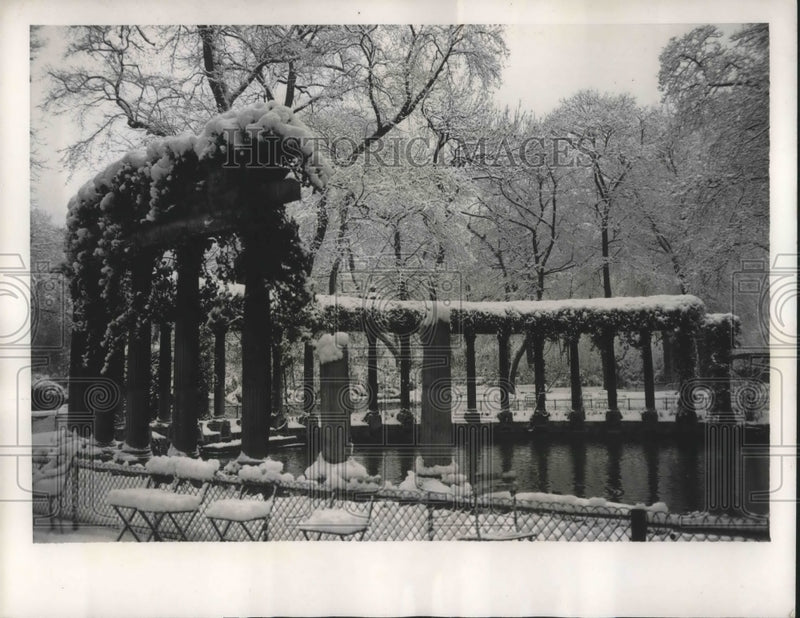 Load image into Gallery viewer, 1940 Press Photo Paris park
