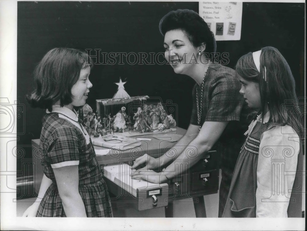 1966 Press Photo Mrs MArc Waite, Kathyrn Richey,Joan Black at library, Cleveland