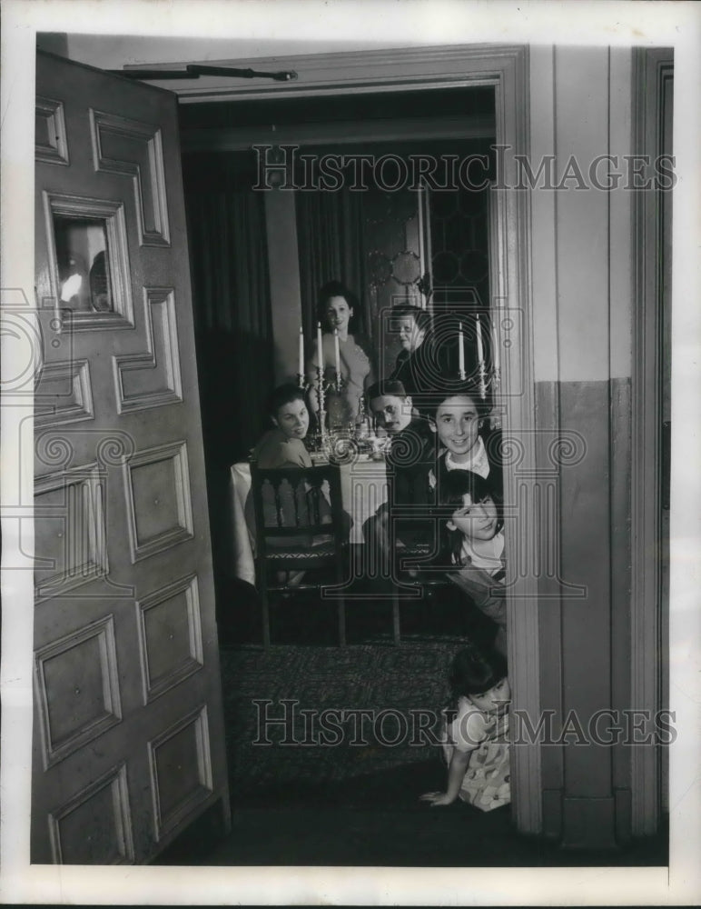1946 Press Photo Children looking for prophet Elijah