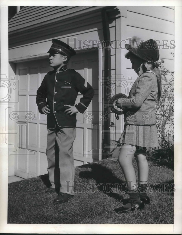Load image into Gallery viewer, 1942 Press Photo David McLane in Marine Uniform with Civilian Brenda Lou Forman
