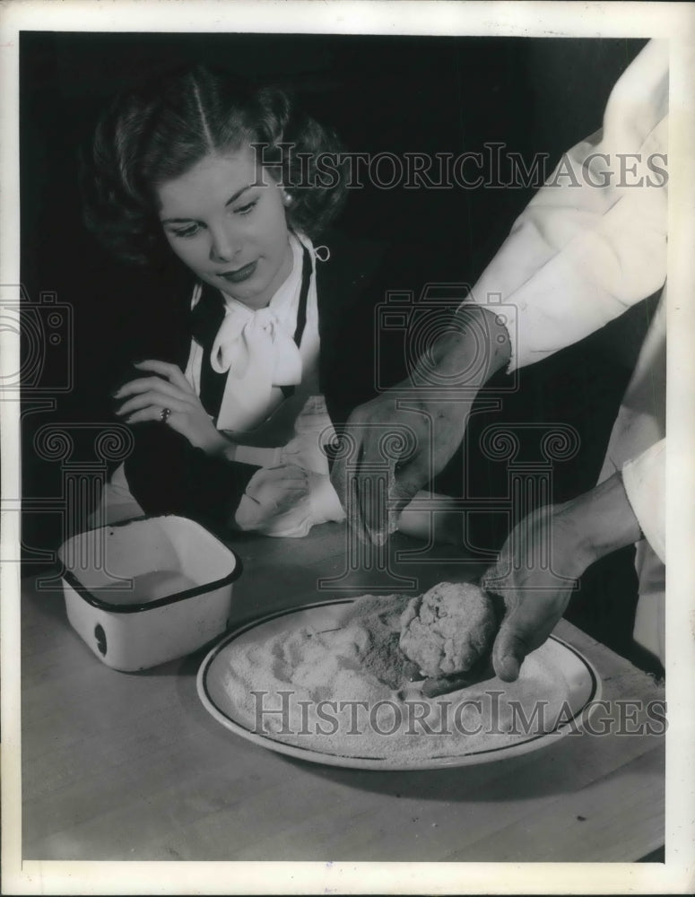 1945 Press Photo Chef sprinkles the Fishburger with crackermeal.- Historic Images