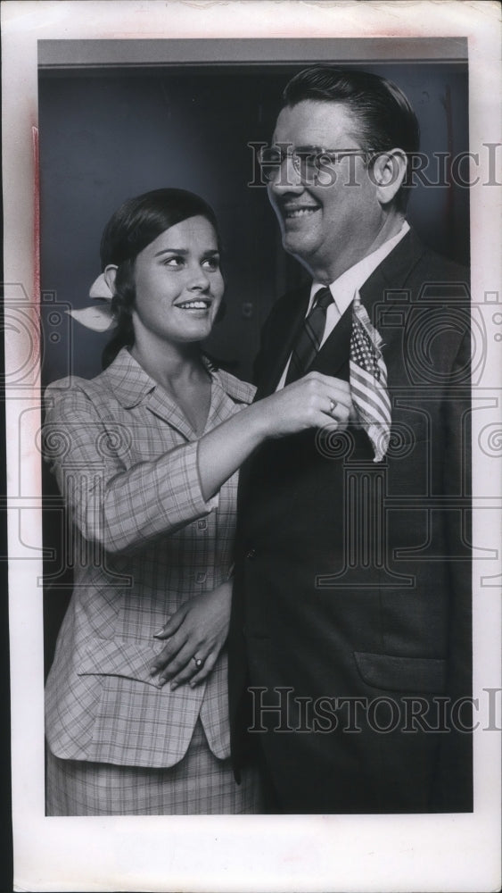 1969 Press Photo New Citizen Afredo Aguirregaviria with Lilia