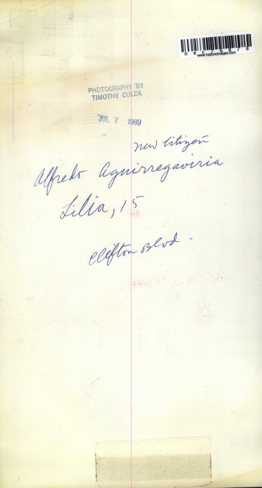 1969 Press Photo New Citizen Afredo Aguirregaviria with Lilia