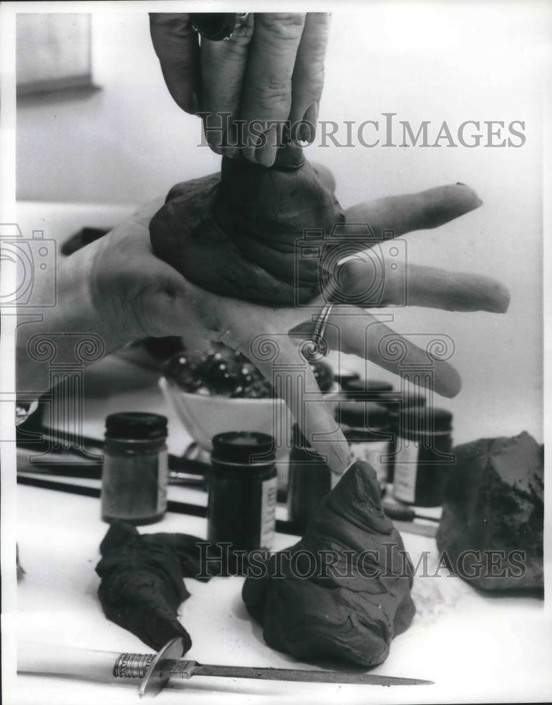 1963 Press Photo Clay Paperweight with a Spin- Historic Images