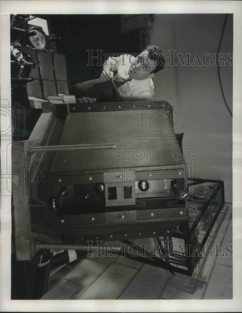 1939 Press Photo William Eason recording lightning strokes.