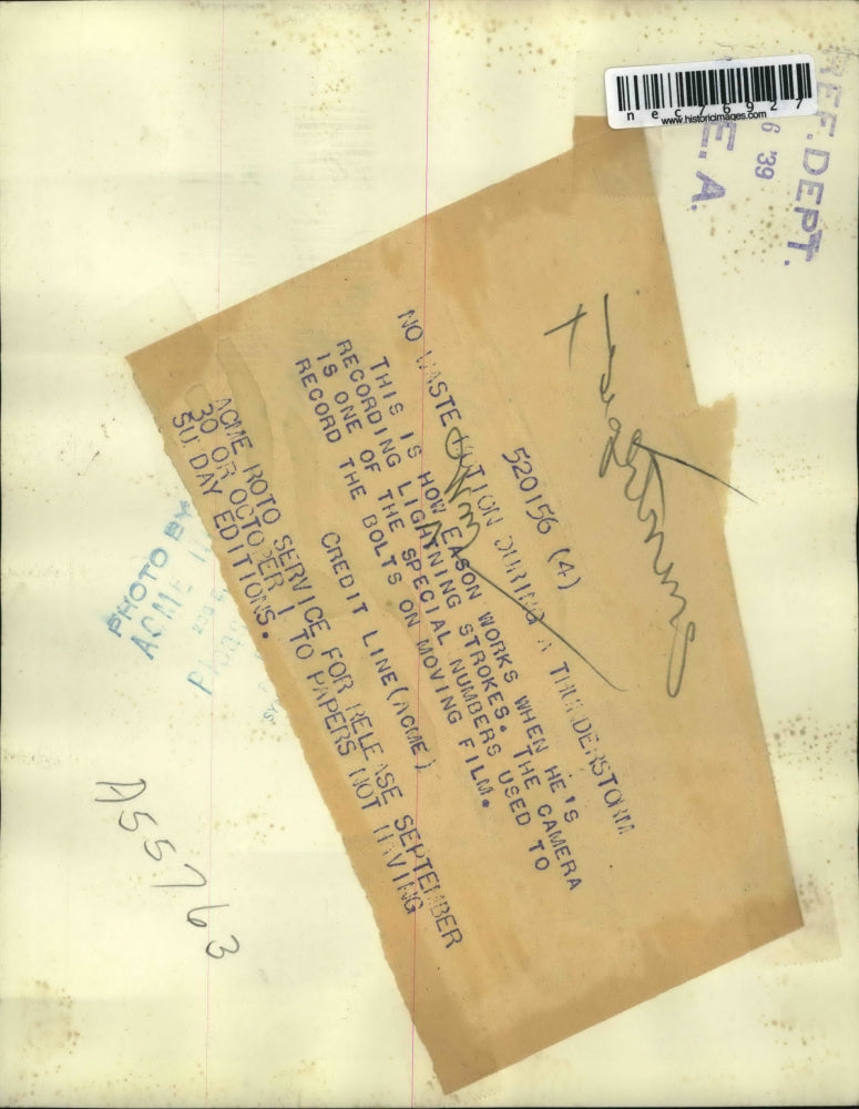 1939 Press Photo William Eason recording lightning strokes.