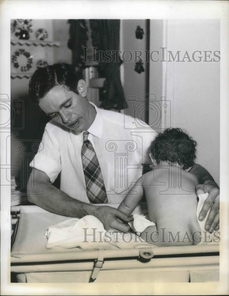 1943 Press Photo Raynon Reese and daughter Marie Elena