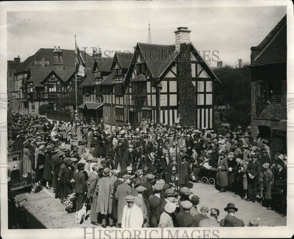 Press Photo Mayor leaving the Shakespeare Festival at Stratford-on-Avon