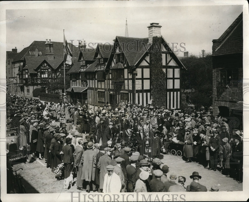 Load image into Gallery viewer, Press Photo Mayor leaving the Shakespeare Festival at Stratford-on-Avon
