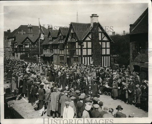 Press Photo Mayor leaving the Shakespeare Festival at Stratford-on-Avon