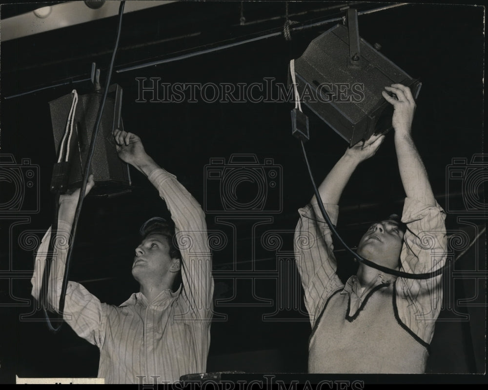 Press Photo Student Curtain Pullers Euclid Shore High Bruce Coons & Norman Maso
