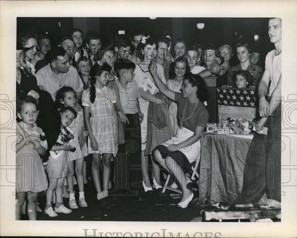1943 Press Photo Josephine Geraci guesses ages