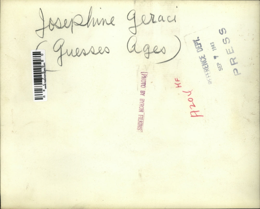 1943 Press Photo Josephine Geraci guesses ages