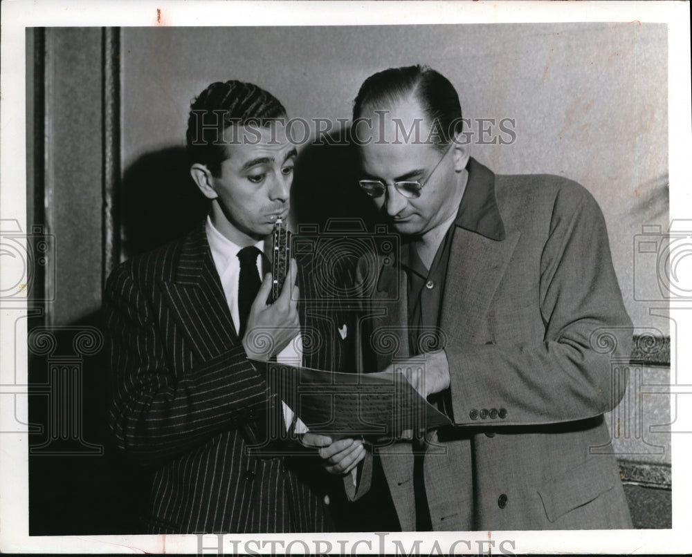 1942 Press Photo American musician Larry Adler conferring with Earle Rolfe