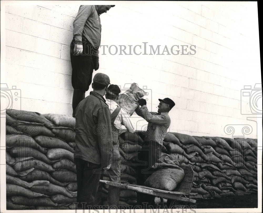 1957 Press Photo Pilling sandbags at KIMA Radio & TV Station - Historic Images