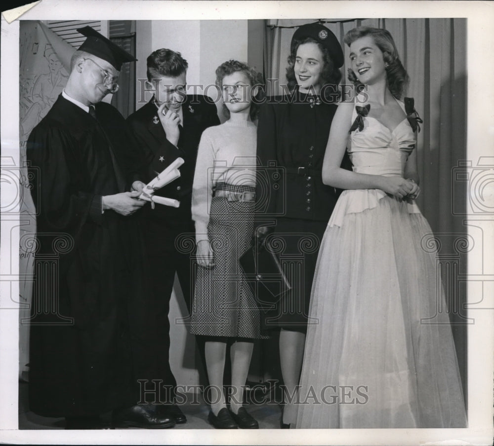 1945 Press Photo Former GI's after discharge in service in at Local Store.