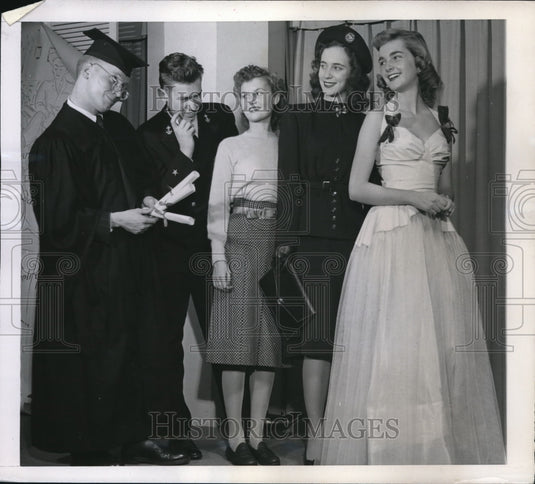 1945 Press Photo Former GI's after discharge in service in at Local Store.