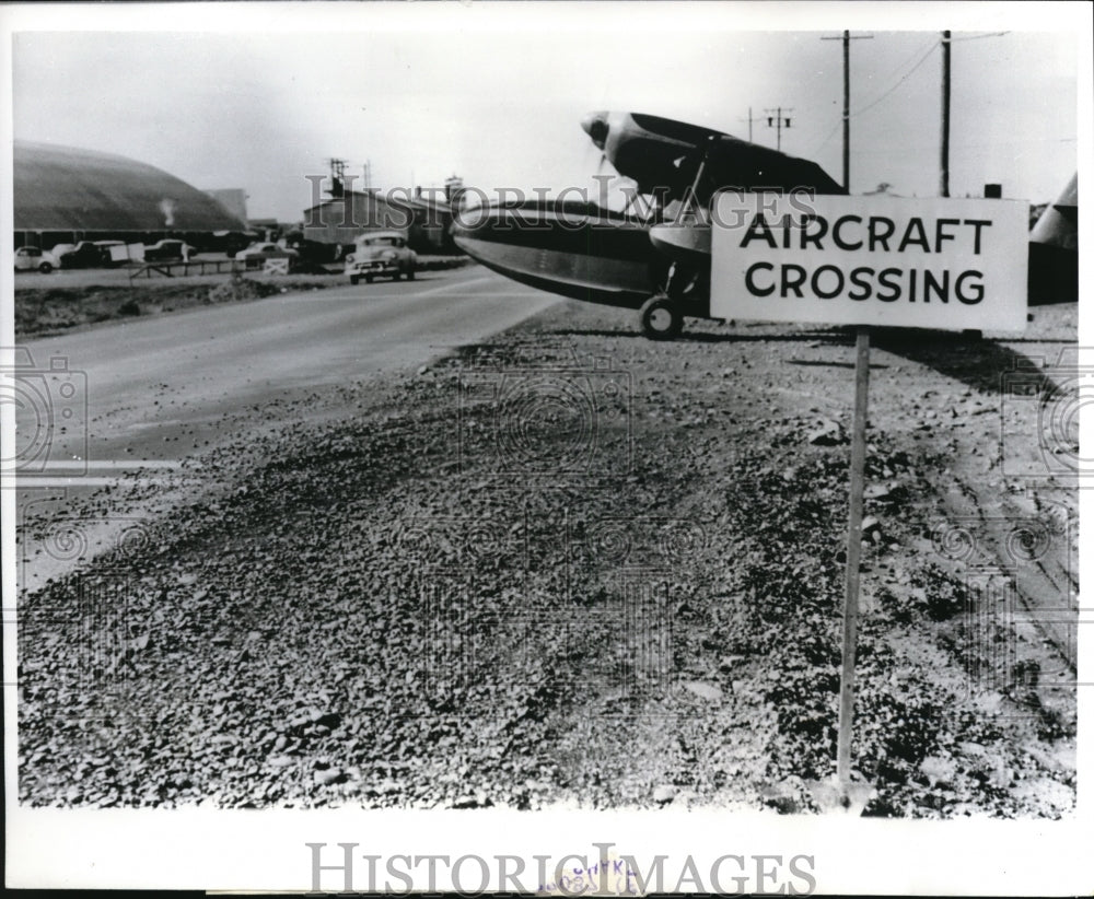 1964 Press Photo Alaskan aircraft crossing near Anchorage-The Big Shine
