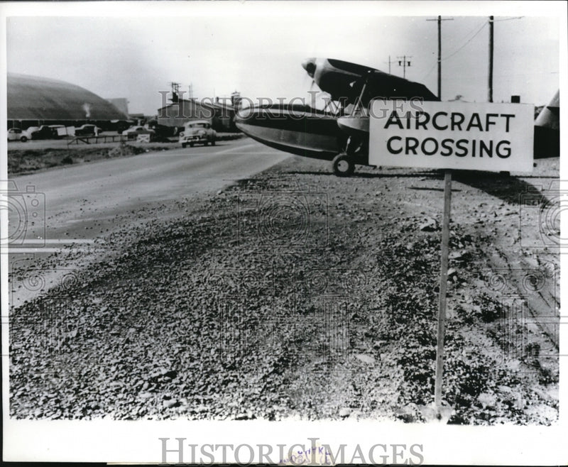 Load image into Gallery viewer, 1964 Press Photo Alaskan aircraft crossing near Anchorage-The Big Shine
