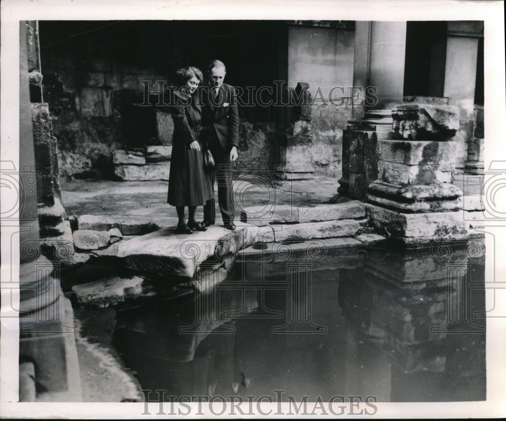 1949 Press Photo Sightseers stand on the ancient diving stone Great Roman Bath