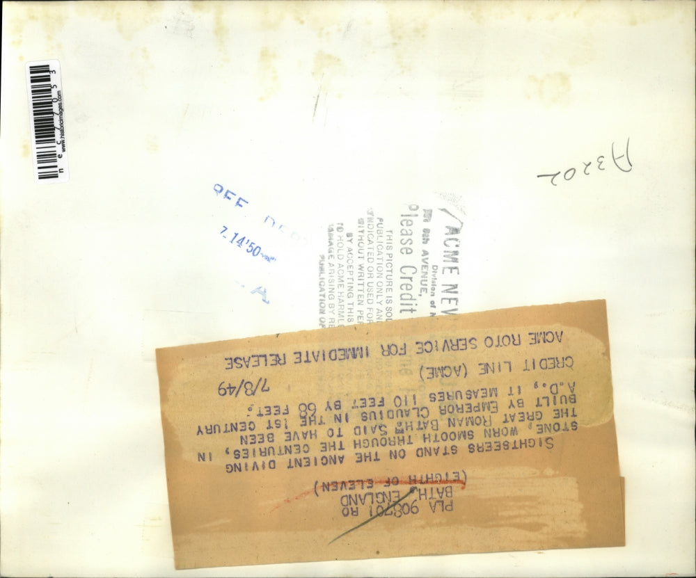 1949 Press Photo Sightseers stand on the ancient diving stone Great Roman Bath