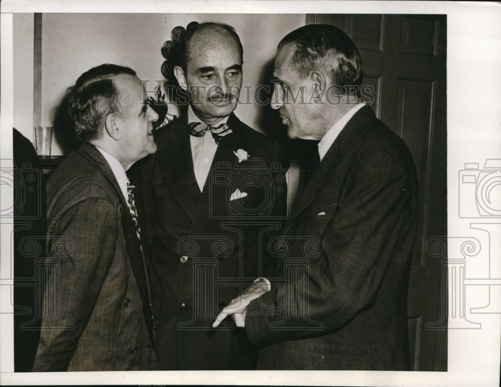 1944 Press Photo Robert Watt &amp; Francis Biddle at Party Honoring Gau San Martin