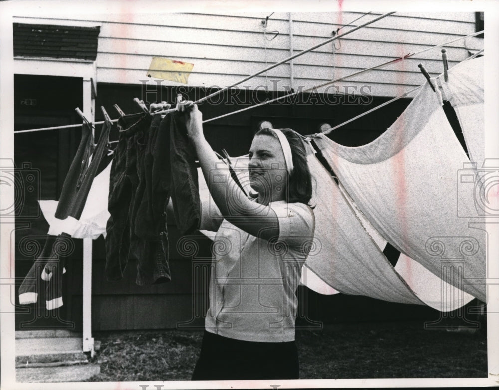 Press Photo Mrs Joseph Konte of 799E 205 St, Euclid doing her laundry