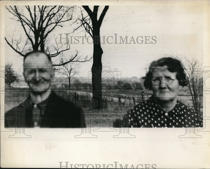 Load image into Gallery viewer, 1941 Press Photo Mr &amp; Mrs Frank Fritz celebrating their Golden Wedding Aniv
