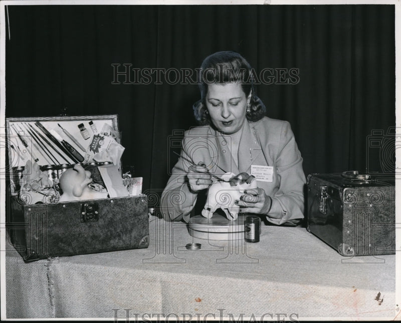 Load image into Gallery viewer, 1954 Press Photo Lillian Moore of the Lillian Moore Ceramic Studio, painting
