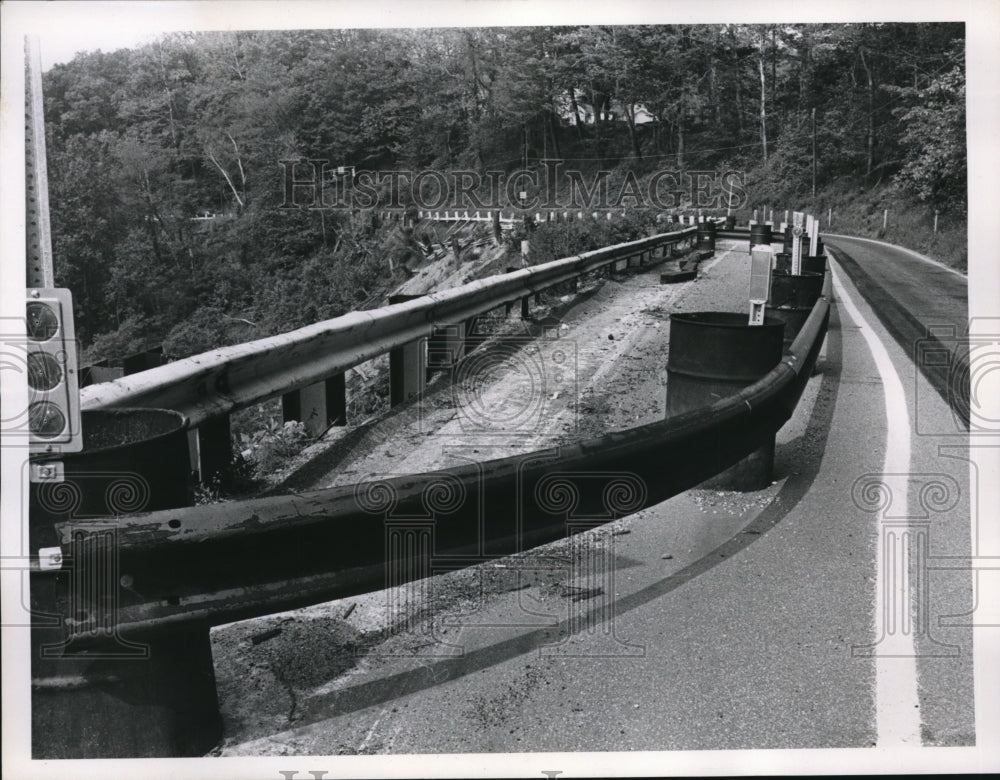 1968 Press Photo Leroy road Erosion.