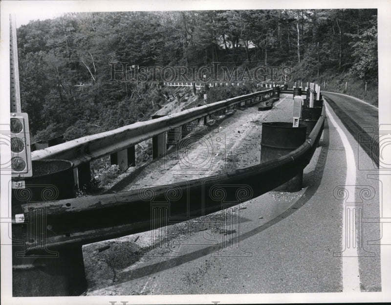 Load image into Gallery viewer, 1968 Press Photo Leroy road Erosion.
