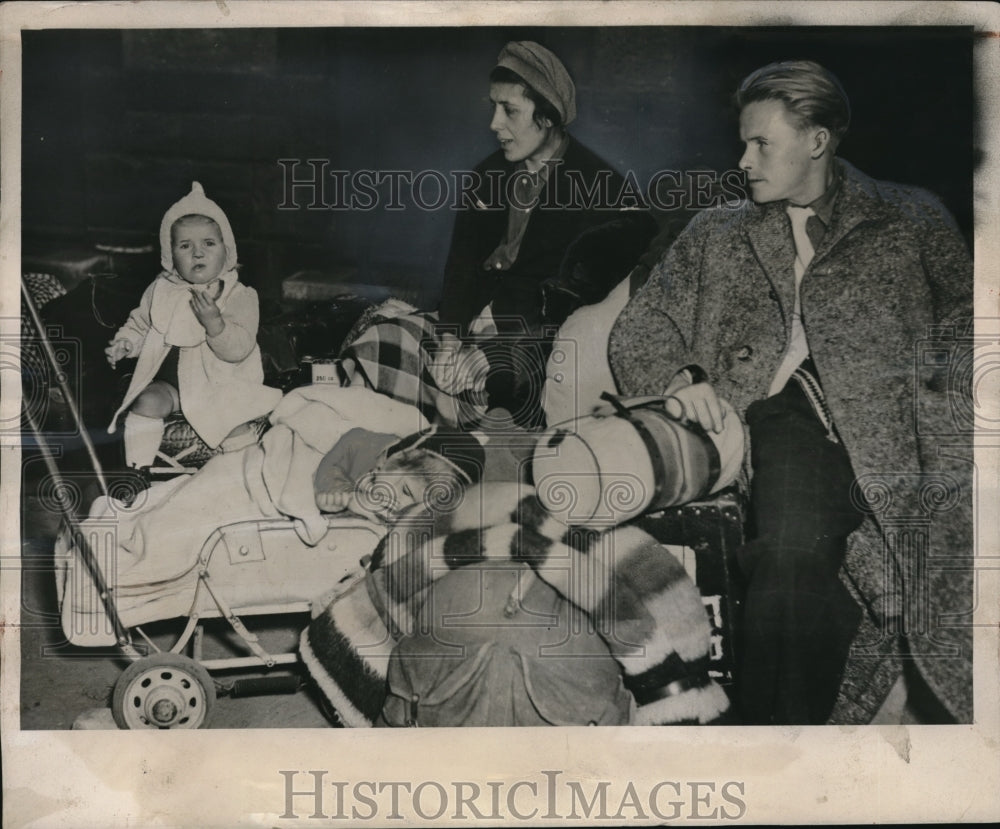 1945 Press Photo Estonian Family returned to France lived before the War.