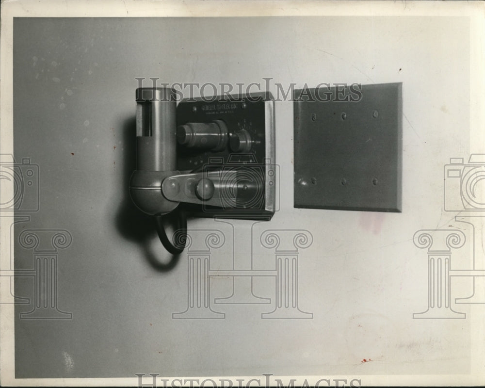 1939 Press Photo The photo-electric tube or electric eye that controls lighting.