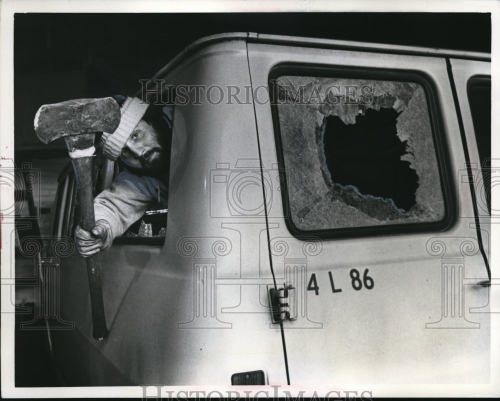 1975 Press Photo Emidpio Minnillo, holding a axe which broke the windows