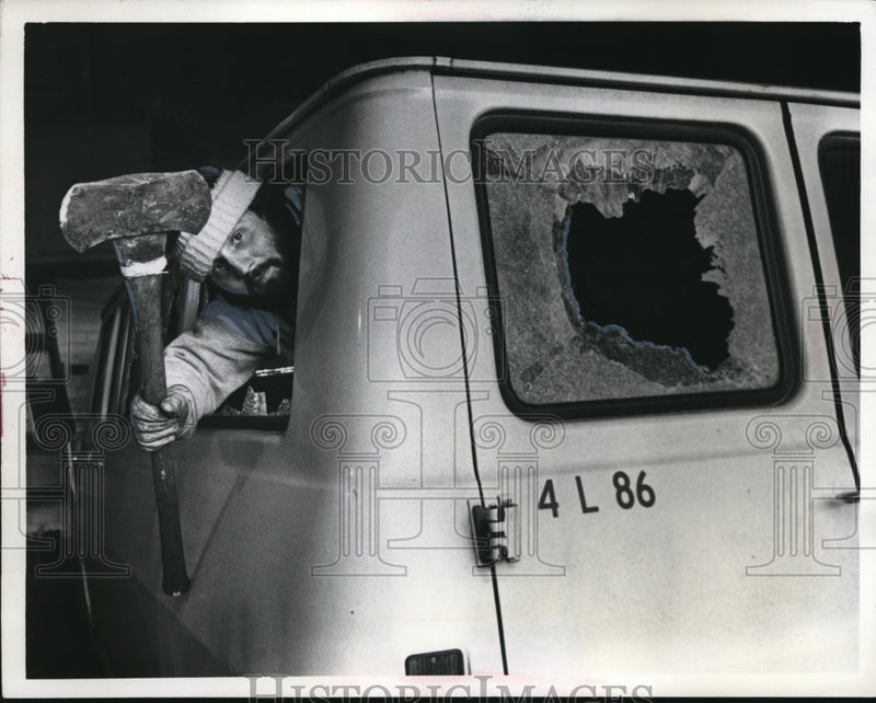 Load image into Gallery viewer, 1975 Press Photo Emidpio Minnillo, holding a axe which broke the windows
