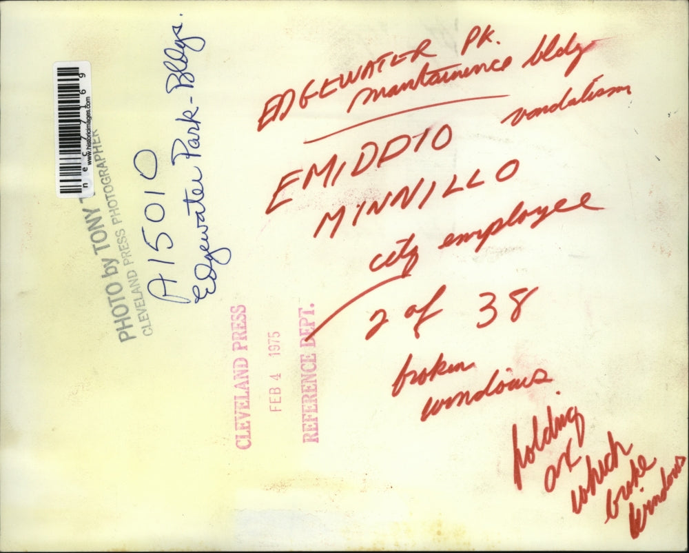 1975 Press Photo Emidpio Minnillo, holding a axe which broke the windows