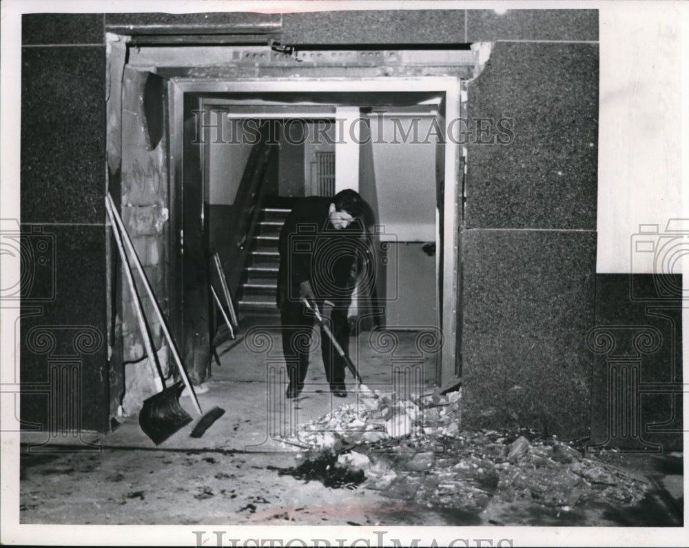 1968 Press Photo Lucas, operates barber shop next to where bomb was placed