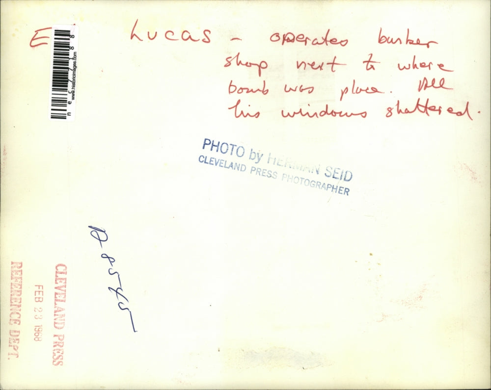 1968 Press Photo Lucas, operates barber shop next to where bomb was placed