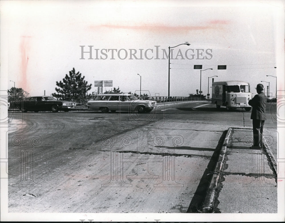 Press Photo Truck going Noah on Eddy rd. & Freeway pass-over then turns right