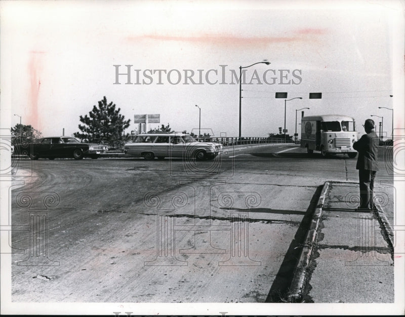 Load image into Gallery viewer, Press Photo Truck going Noah on Eddy rd. &amp; Freeway pass-over then turns right
