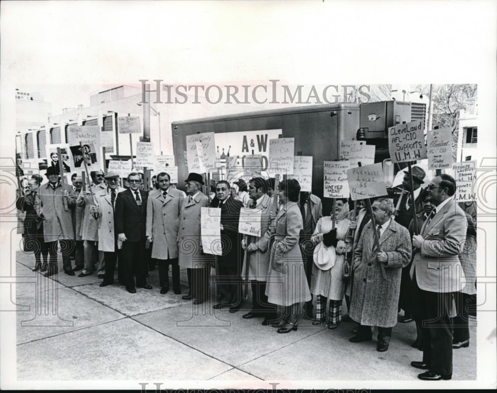Press Photo Strikers on Cleveland AFL-CIO supporting UMW