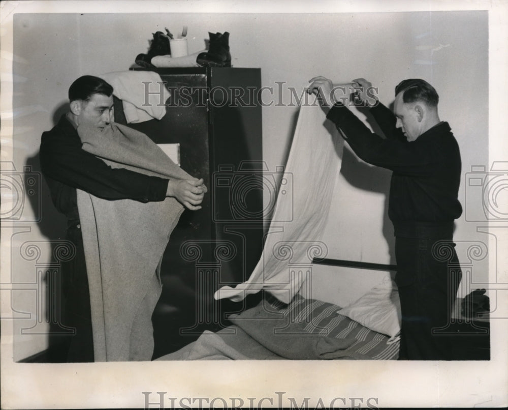 1951 Press Photo 2 German Labor soldiers make up their beds at Osnabruck Germany