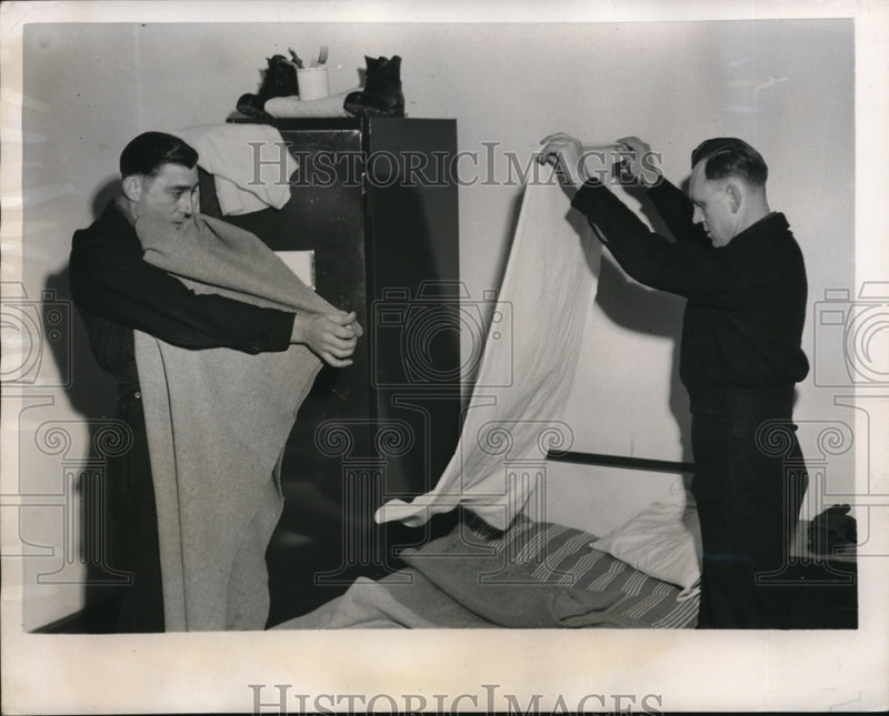 Load image into Gallery viewer, 1951 Press Photo 2 German Labor soldiers make up their beds at Osnabruck Germany
